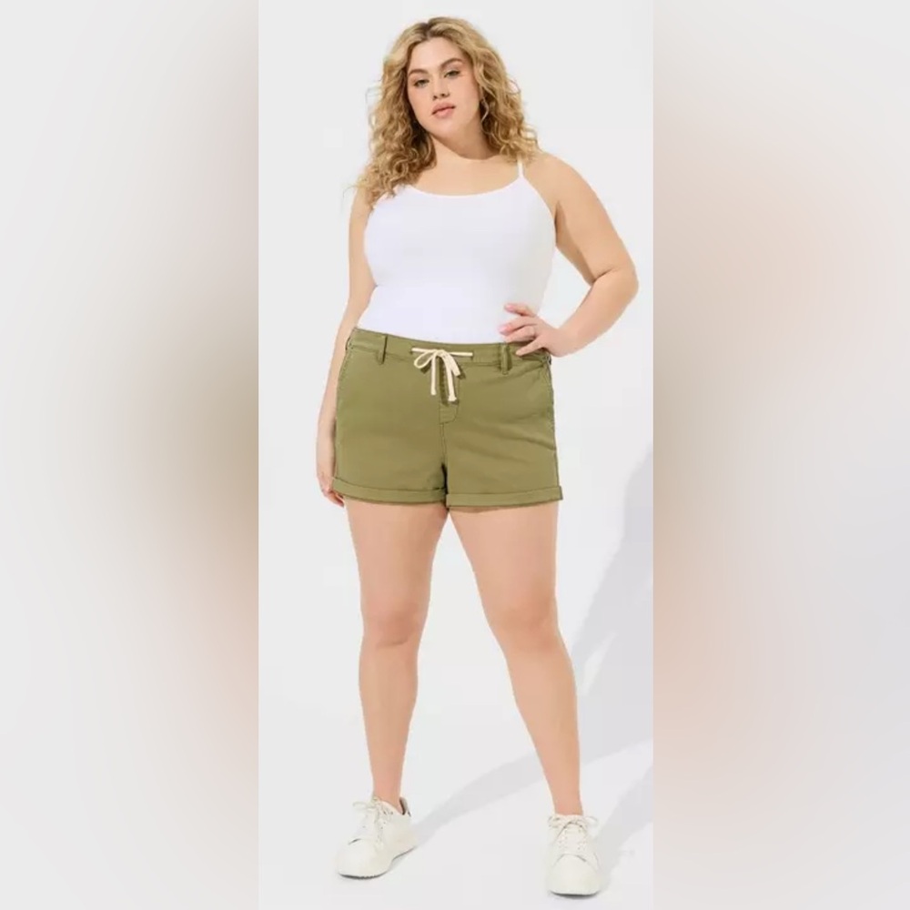 TORRID 3.5” Inseam Pull-On Weekend Stretch Twill Short in Oliveine, EUC Sz 18/20